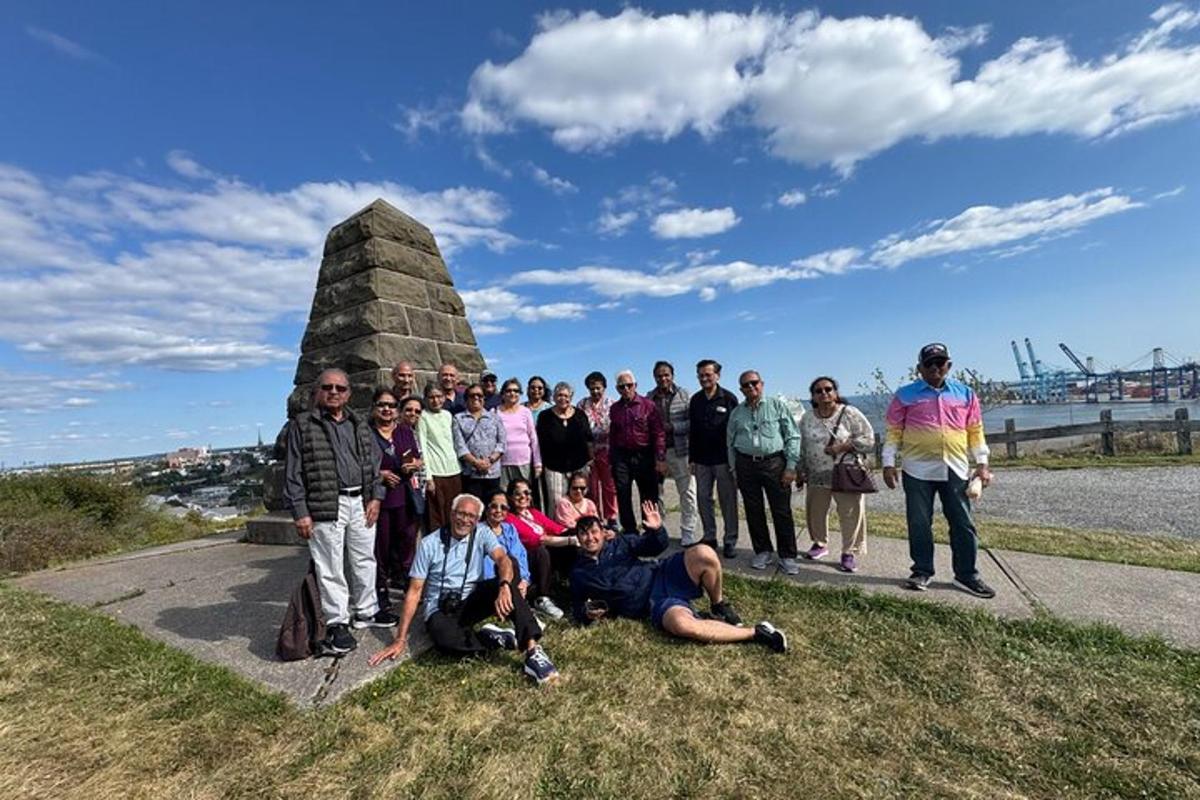 一群人站在纪念碑前