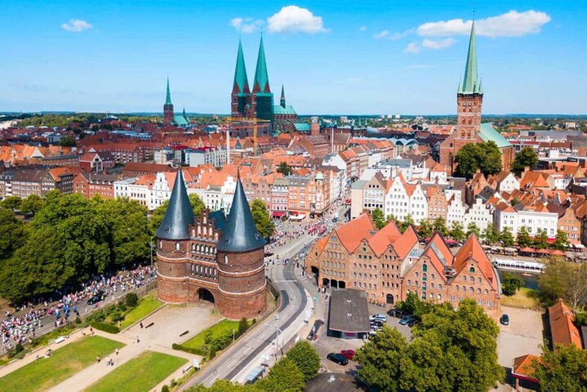 Letecký pohled na město s vysokými budovami