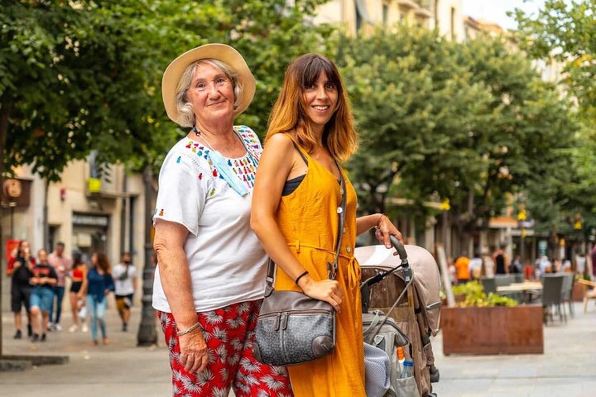 dvě ženy stojící vedle sebe na ulici