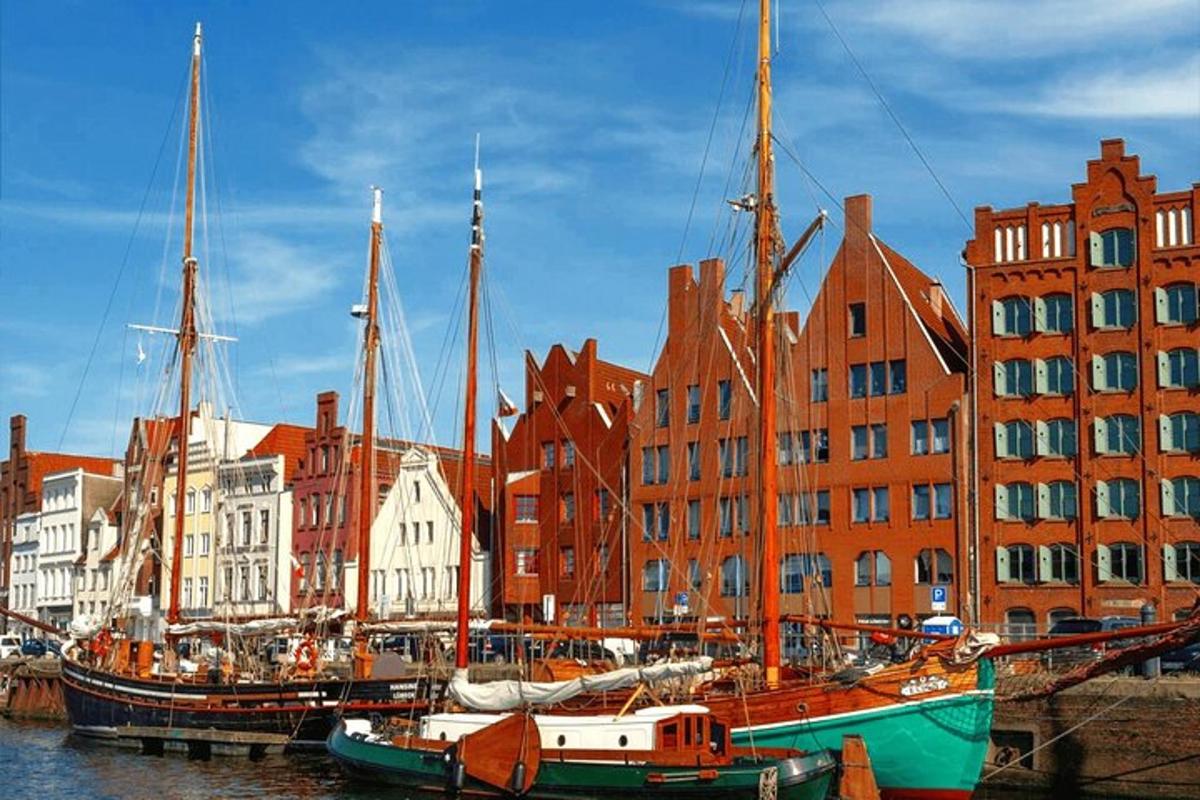 skupina lodí zakotvených v přístavu s budovami