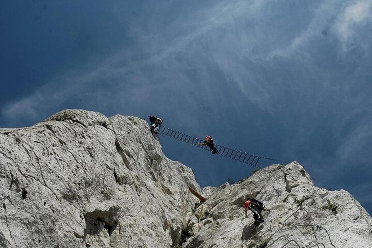 un grupo de personas en la cima de una montaña