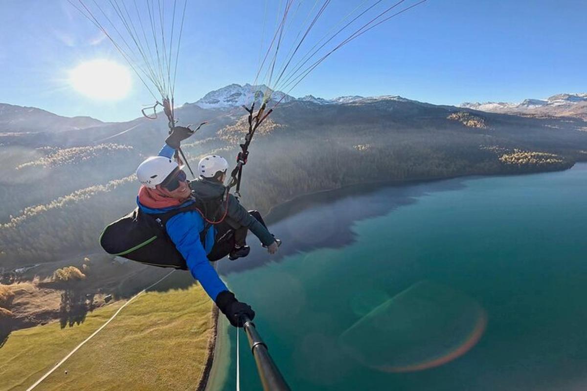 两个人在湖面上乘坐降落伞