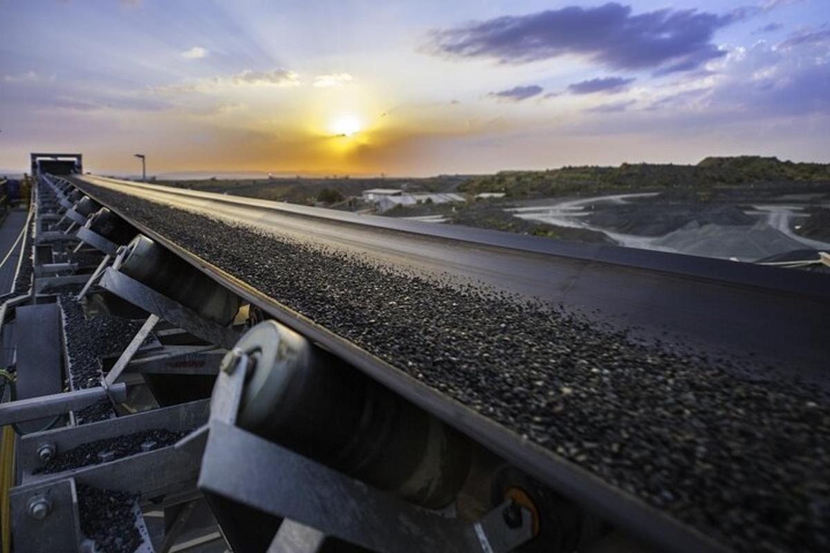 夕阳西下，映衬着高速公路的景色