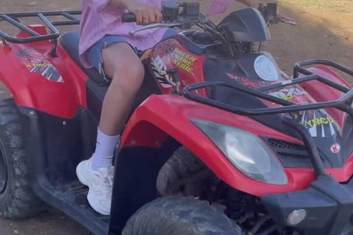 mladá dívka jede na terénním kole