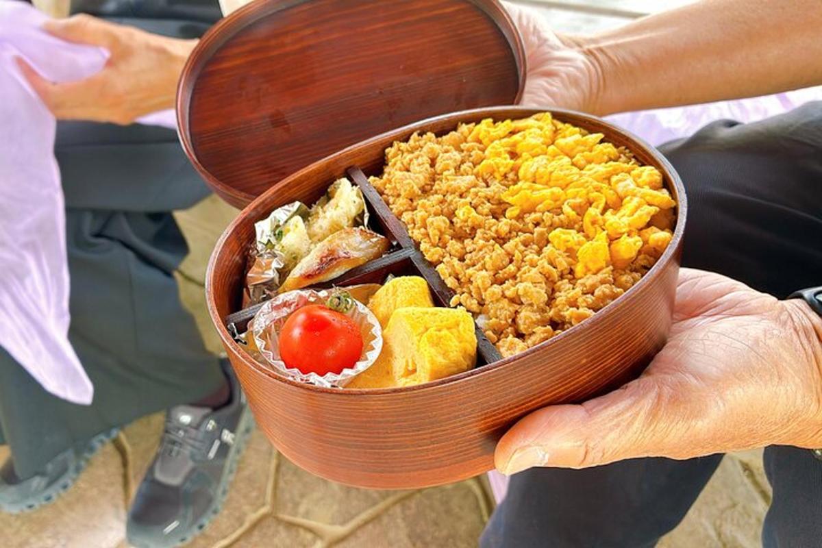 一个人手里拿着一个装满食物的木碗