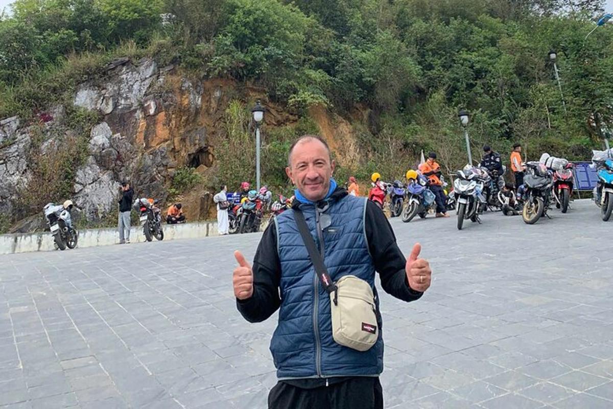 muž ukazuje palec nahoru před skupinou motocyklistů