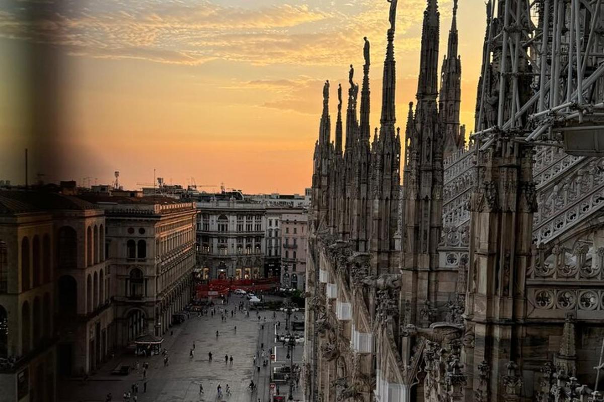 带有大教堂的城市街道景观