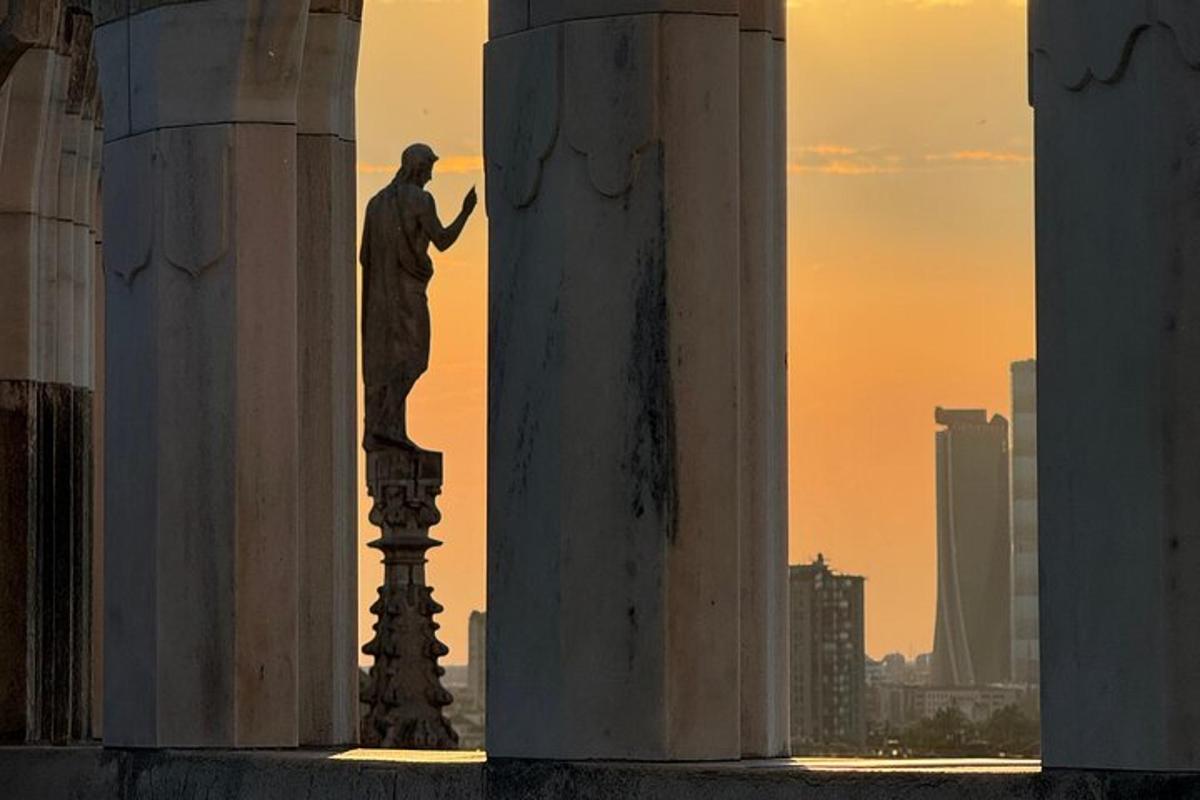 一座男子雕像，站在两根柱子之间的杆子上。