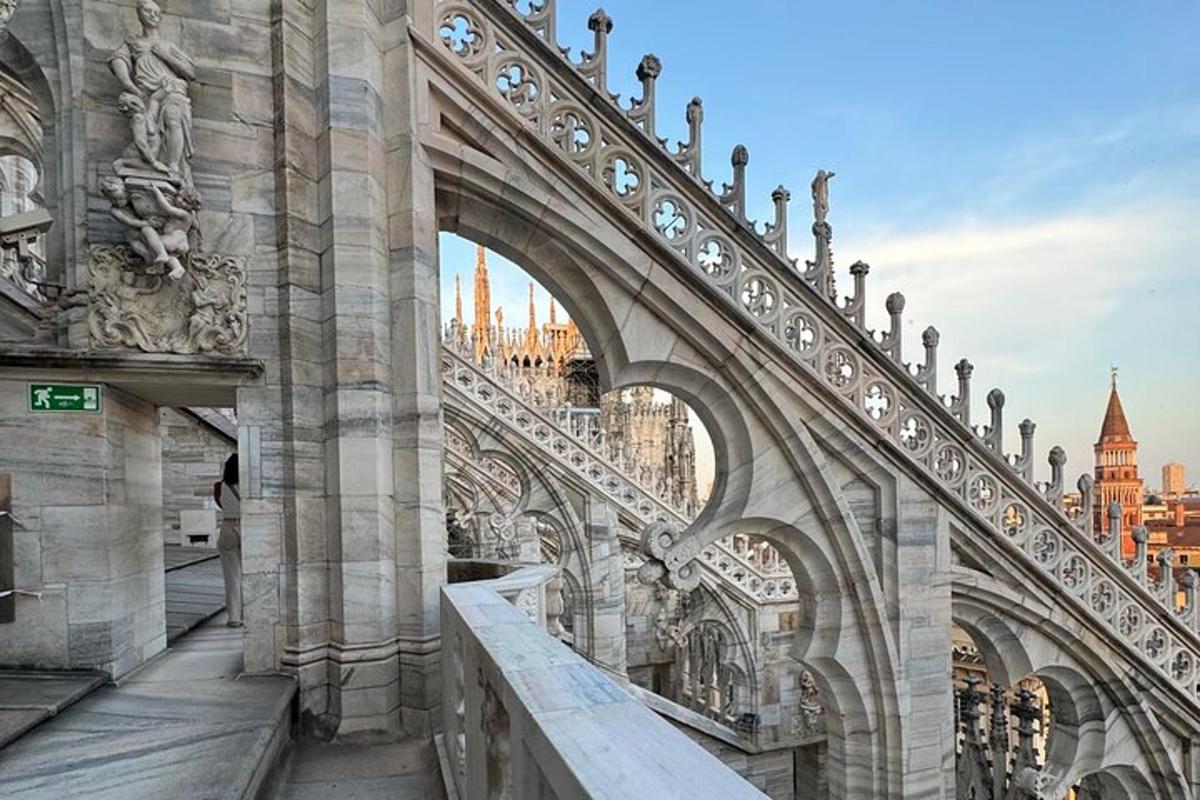 一座带有拱门的建筑，背景是一座城市。