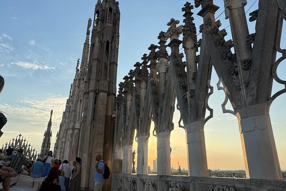 一群人站在建筑物旁边