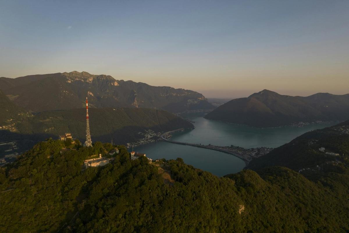 山中湖泊的鸟瞰图