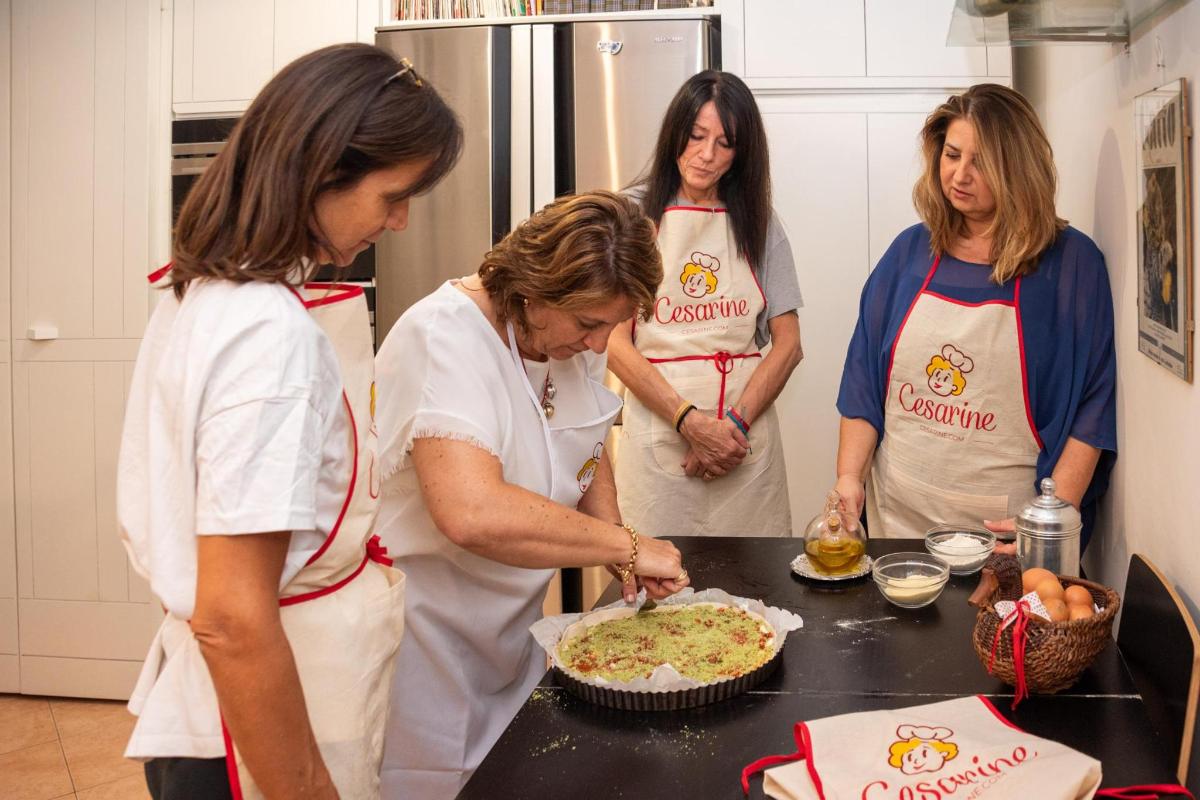 skupina žen v kuchyni připravujících jídlo