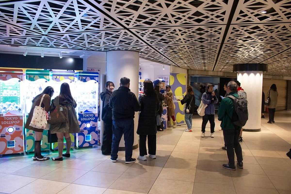 skupina lidí stojících v budově