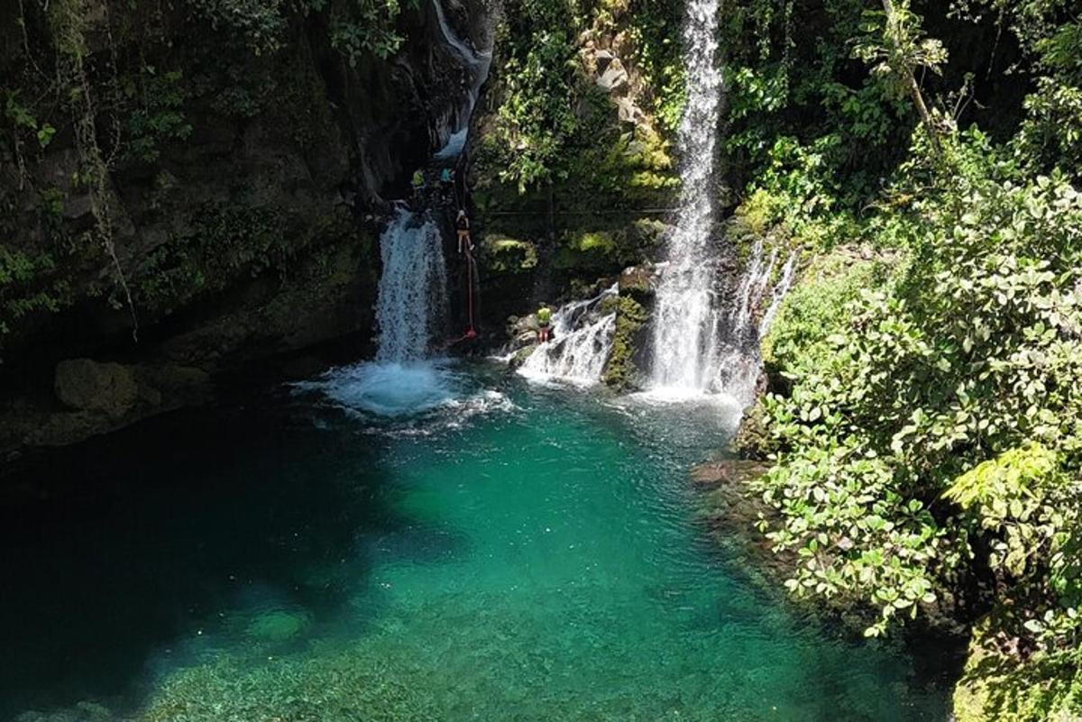 水池中央的瀑布