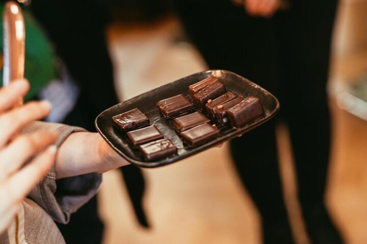 una persona sosteniendo una barra de chocolate en su mano