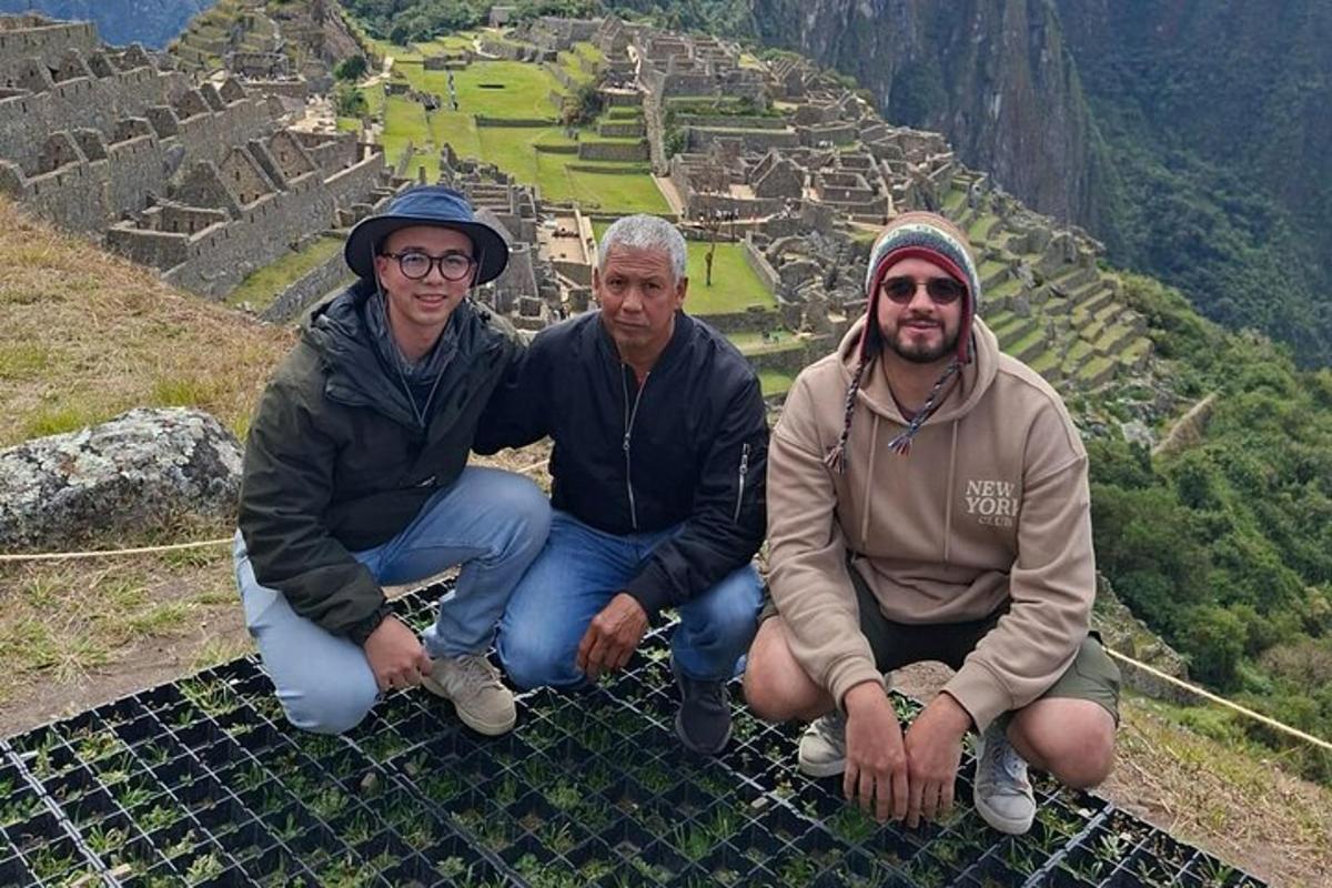 tres homes asseguts a la vora d'una piràmide a les ruïnes inques