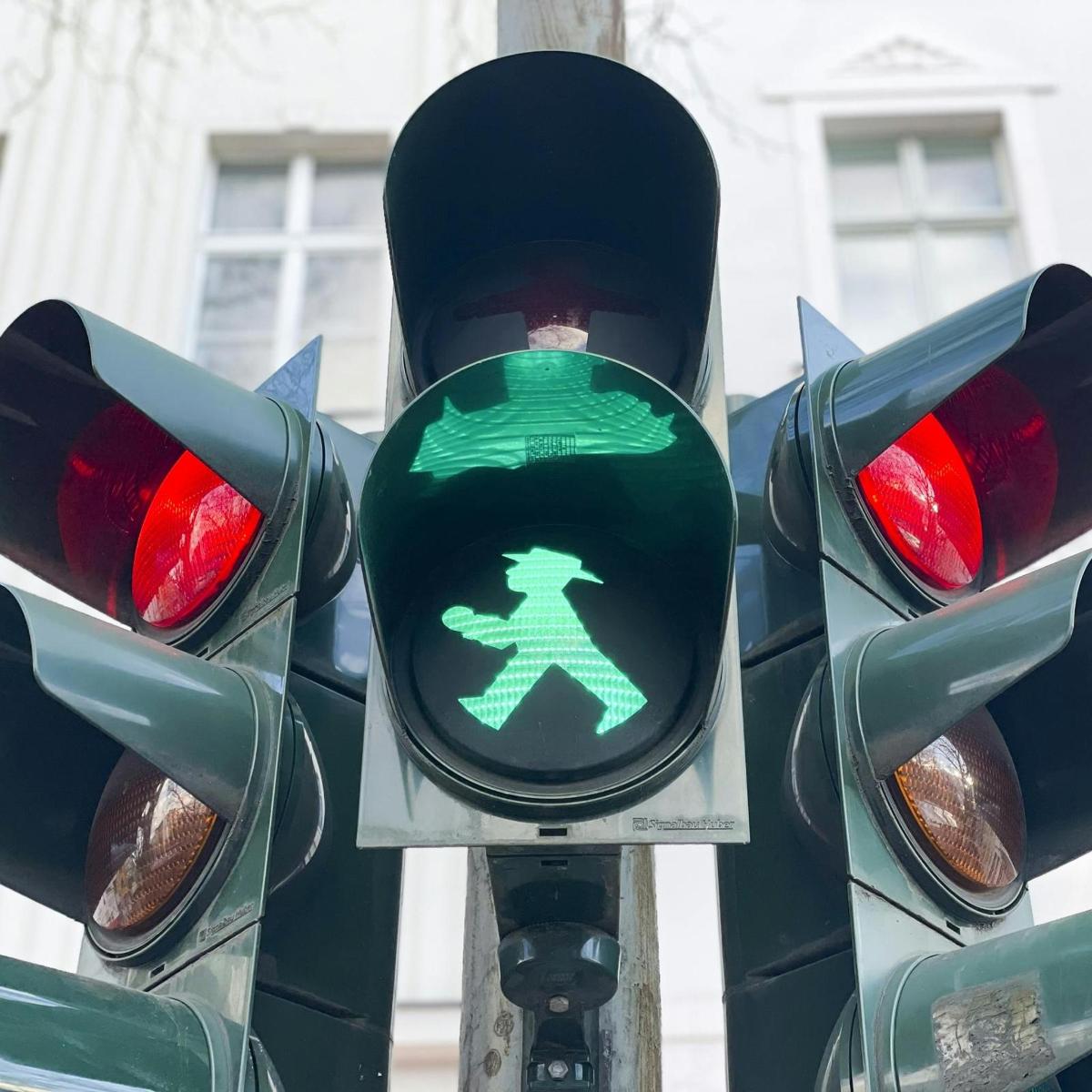 un semafor cu un indicator verde pentru pietoni