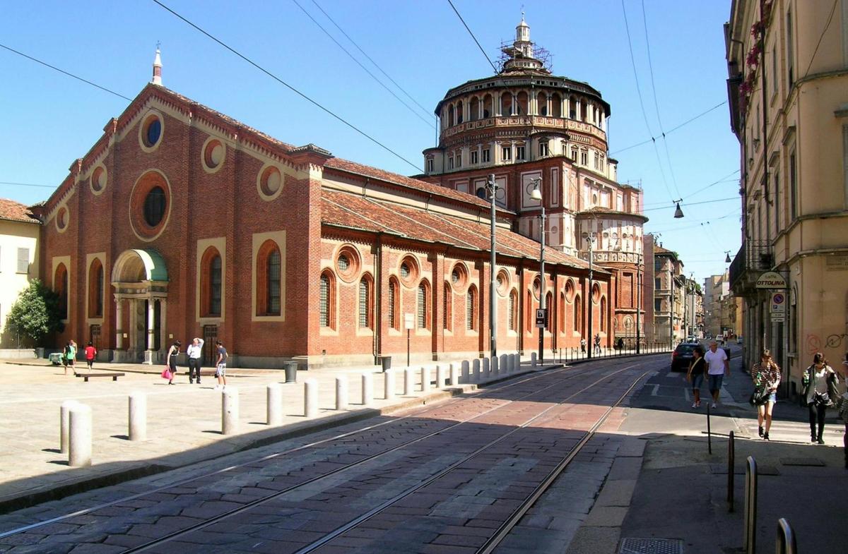 街道上一座带有钟楼的大型砖砌建筑