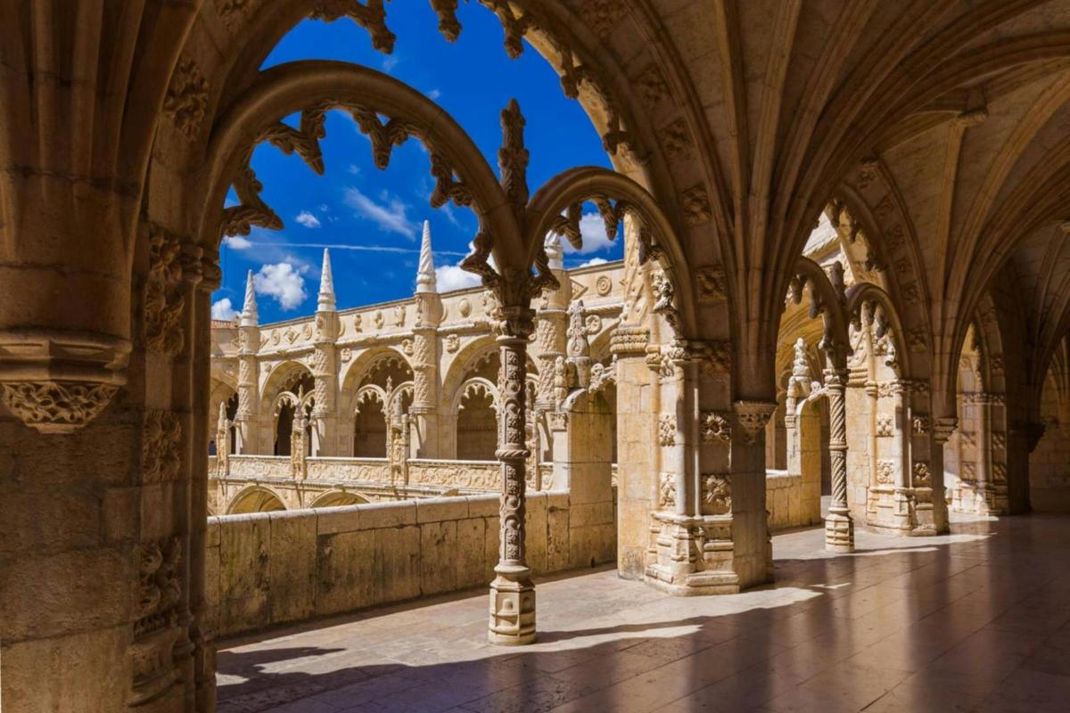 una arcada en un edifici amb vistes a una catedral