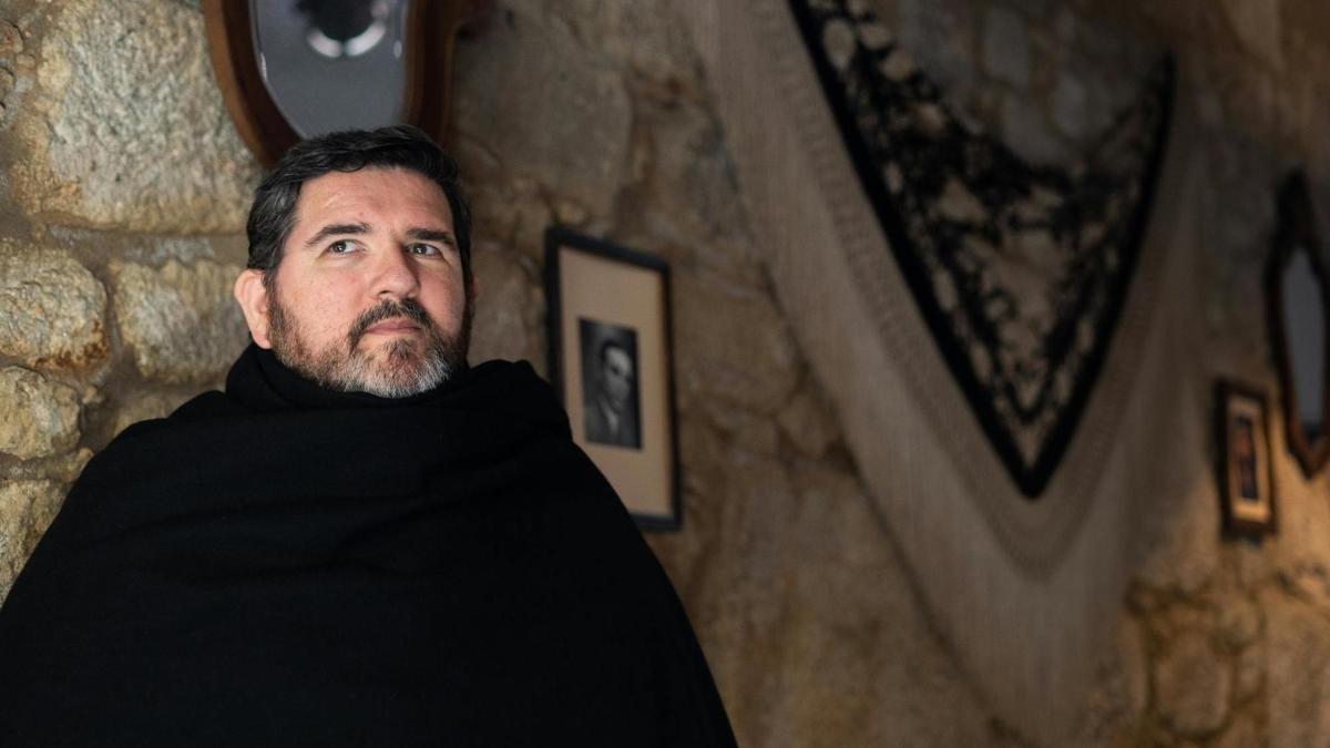 un uomo con la barba che indossa una tunica nera