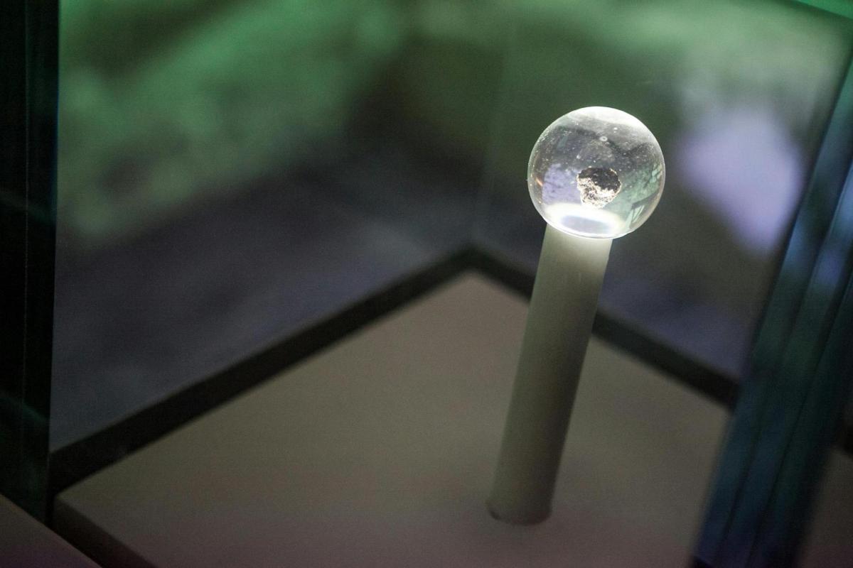 测量棒上放一个高尔夫球