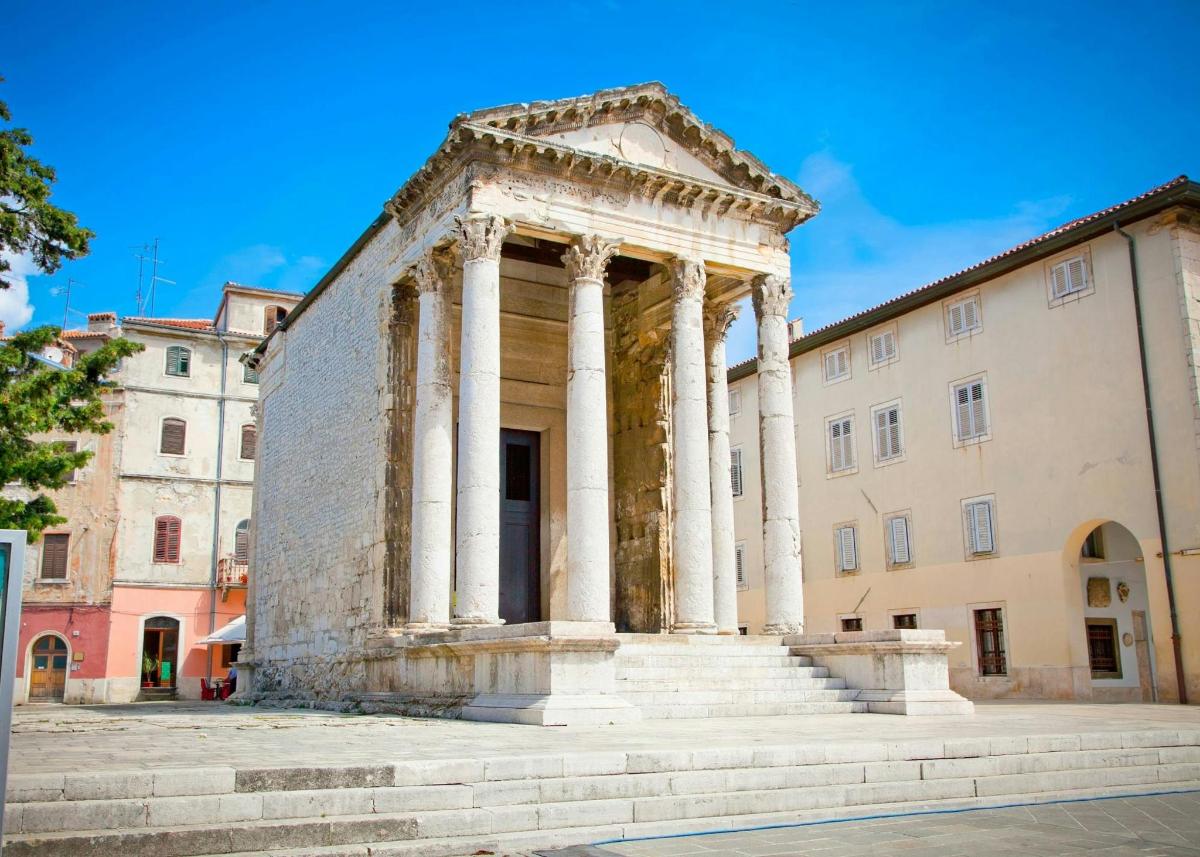 a building with columns in front of a building