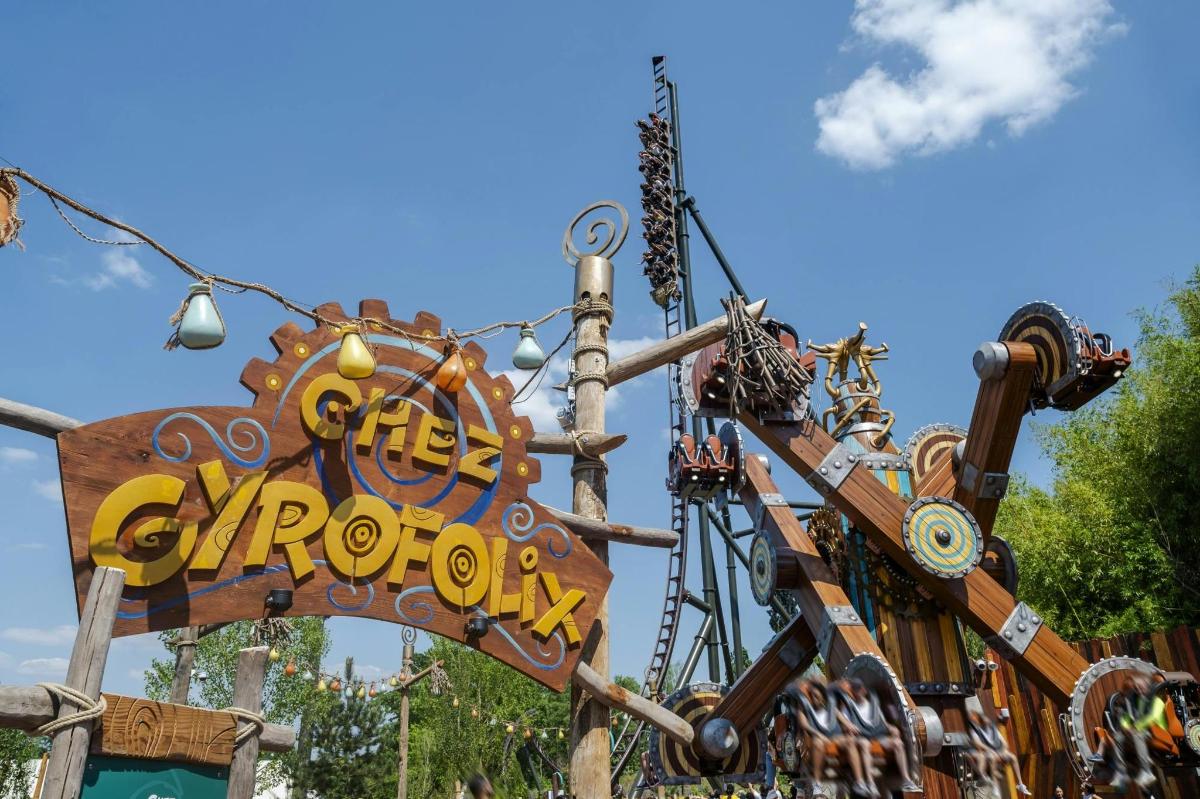 a ride at the dinosaurs amusement park
