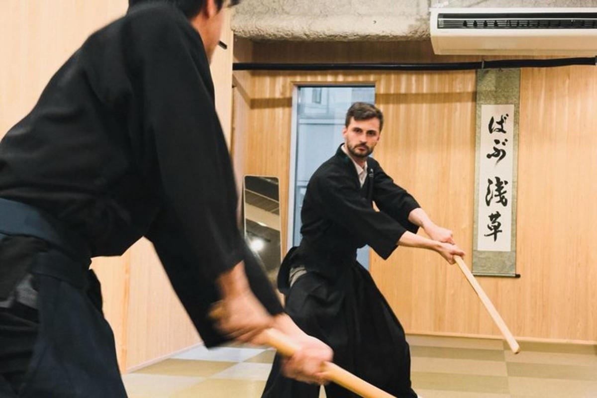 Zwei Männer in schwarzen Roben spielen Baseball.