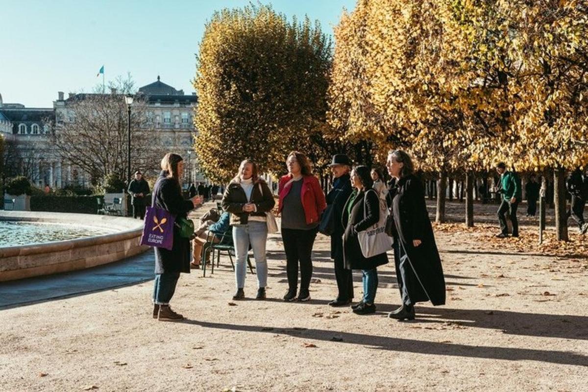 Un grupo de personas paradas en un parque