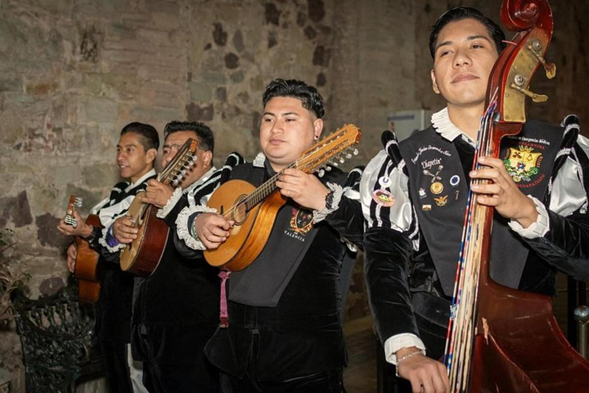 un grupo de hombres tocando violines y guitarra