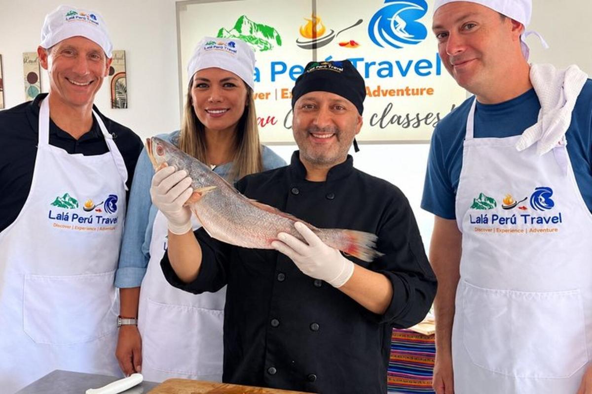 un grupo de chefs sosteniendo un pescado en una cocina