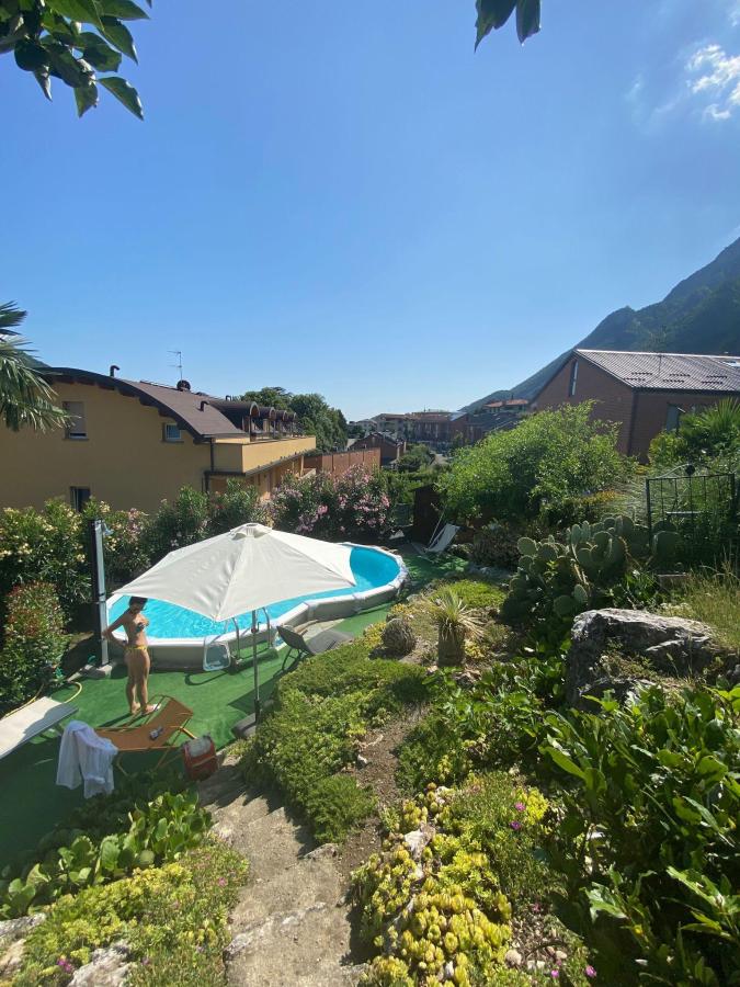 Vista generica sulle montagne o vista sulle montagne dall'interno del bed & breakfast