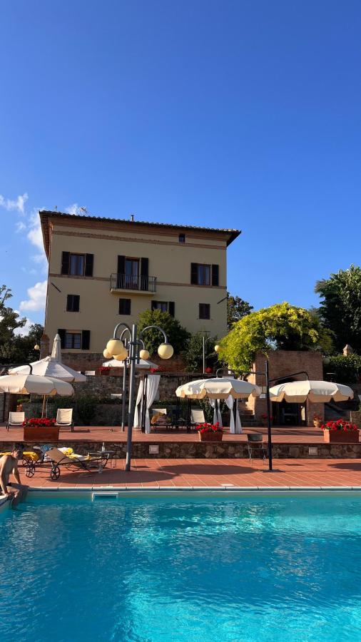 Piscina di Villa Curina Resort o nelle vicinanze