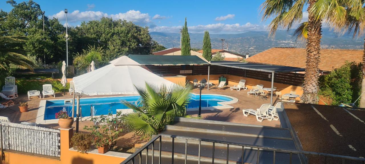 Piscina di Albergo Arinde o nelle vicinanze