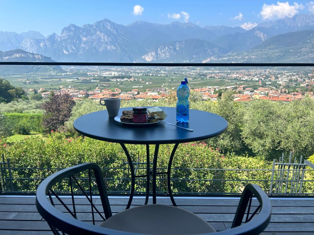 Vista generica sulle montagne o vista sulle montagne dall'interno dell'appartamento