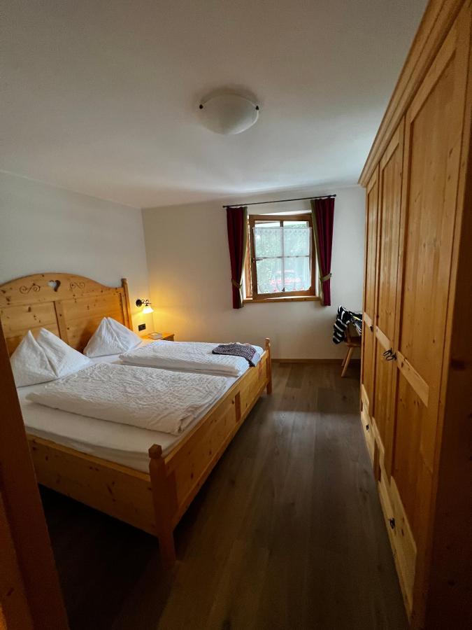 Letto o letti in una camera di Chalet Tyrolian Apartments - by Familiaris - Pools 500 meters
