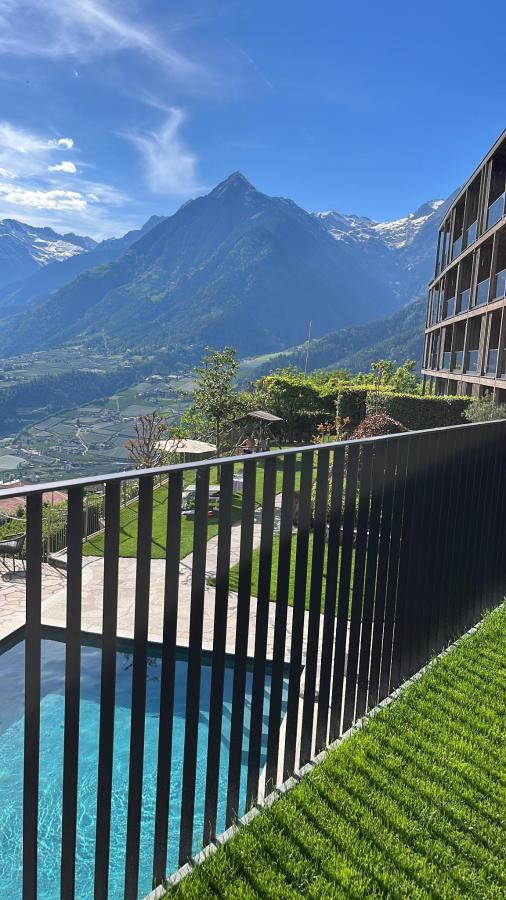Vista generica sulle montagne o vista sulle montagne dall'interno dell'aparthotel