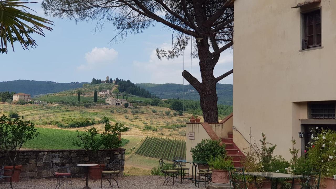 Vista generica sulle montagne o vista sulle montagne dall'interno dell'agriturismo