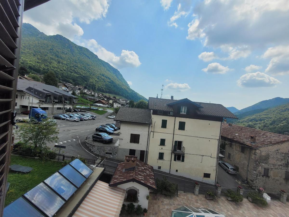Vista generica sulle montagne o vista sulle montagne dall'interno dell'hotel
