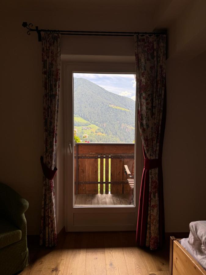 Vista generica sulle montagne o vista sulle montagne dall'interno dell'hotel