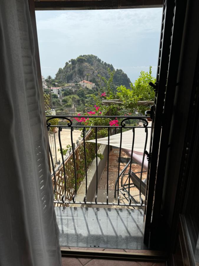 Vista generica sulle montagne o vista sulle montagne dall'interno della casa vacanze