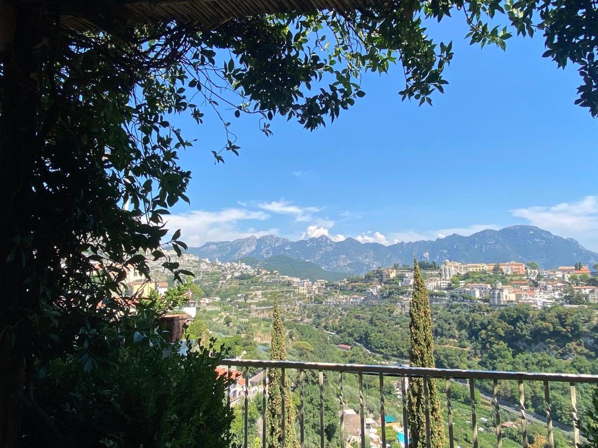 Vista generica sulle montagne o vista sulle montagne dall'interno del bed & breakfast
