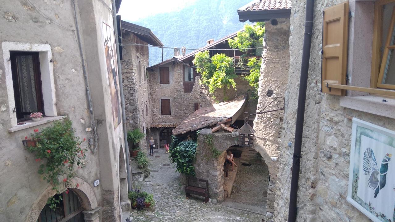 Vista generica sulle montagne o vista sulle montagne dall'interno of country house