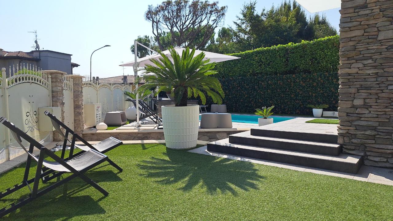 Giardino di BELLAVISTA EXCLUSIVE B&B in zona centrale con piscina riscaldata-Jacuzzi vista lago LA COLAZIONE viene servita in una pasticceria esclusiva in centro-vicina alla struttura-animali di piccola taglia ammessi su richiesta