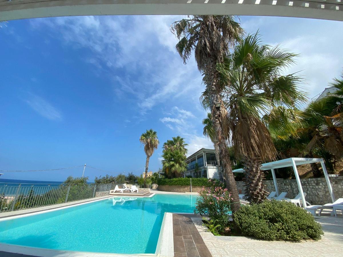 Piscina di Albergo Villa Vittoria o nelle vicinanze