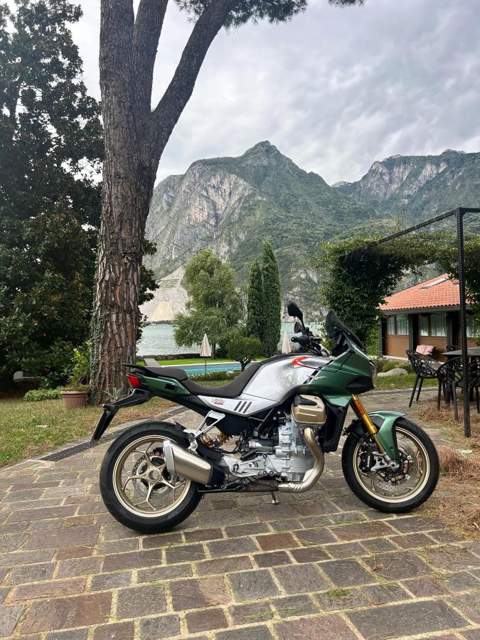 Vista generica sulle montagne o vista sulle montagne dall'interno dell'appartamento