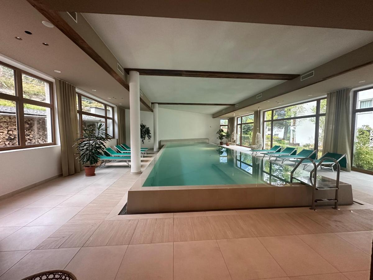 Piscina di Hotel Cristallo o nelle vicinanze