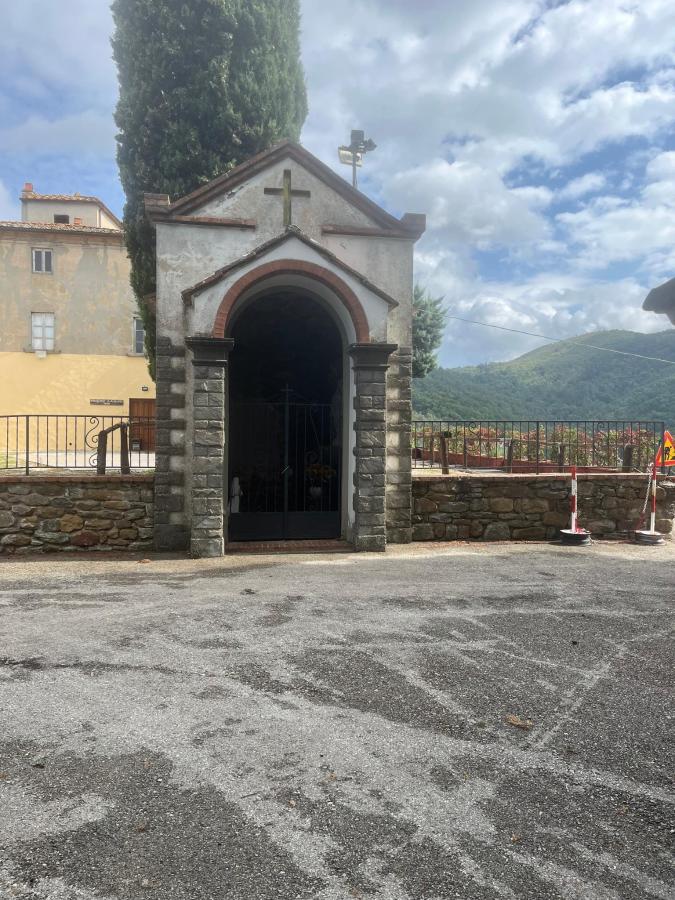 Vista generica sulle montagne o vista sulle montagne dall'interno della casa vacanze