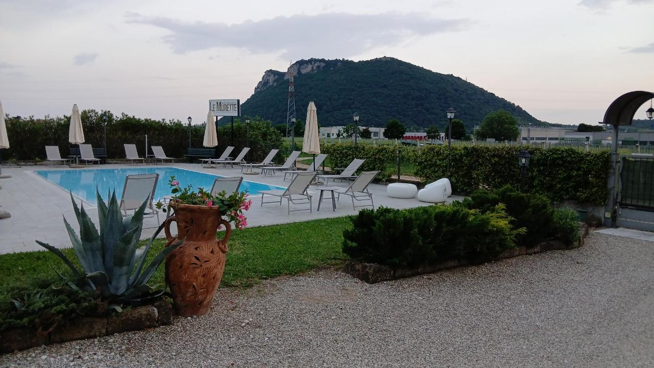 Vista generica sulle montagne o vista sulle montagne dall'interno del bed & breakfast