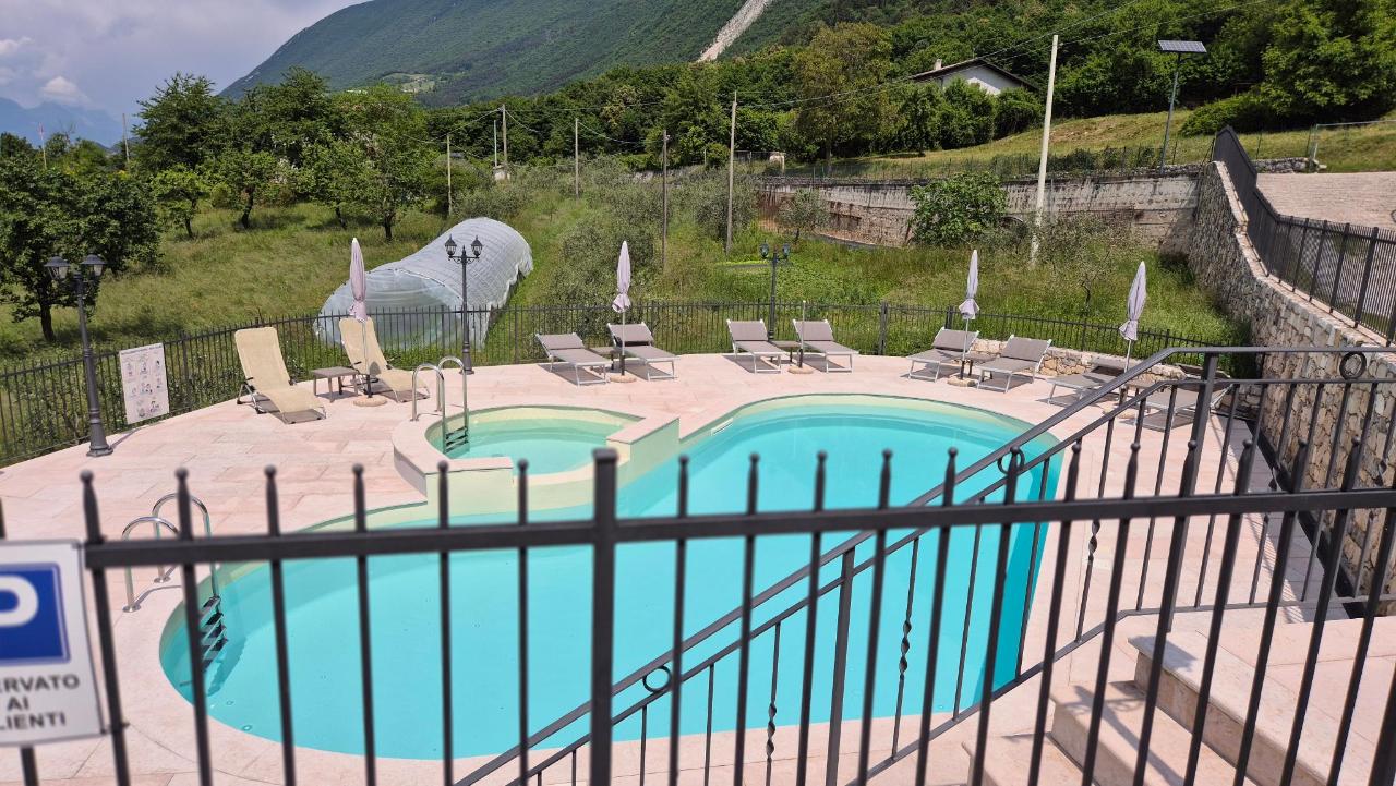 Vista generica sulle montagne o vista sulle montagne dall'interno dell'agriturismo